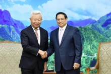 政府总理范明正会见亚投行行长金立群。