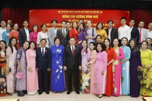 国会主席王廷惠与旅居老挝越南人代表合影。