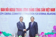 越共中央委员、中央对外部部长黎怀忠与老挝人民革命党中央委员会委员、中央对外联络部部长通沙万•丰威汉。
