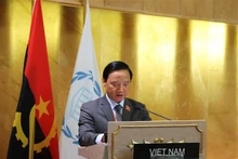越南国会副主席阮克定在会上发表讲话。