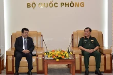 越共中央委员、越南国防部副部长黄春战上将会见智利驻越大使塞尔吉奥·纳雷亚·古兹曼(Sergio Narea Guzman)。
