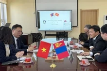 越南科学技术翰林院与蒙古国科学院举行双边会谈。