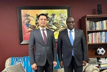 越南常驻联合国代表团团长邓黄江大使会见加纳大使兼常驻联合国代表哈罗德·阿杰曼。