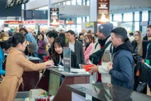 2025年春节假期航空业旅客运输量创纪录【图表新闻】