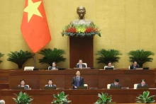 越南政府副总理陈红河在会议上发言。
