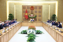 越南政府总理范明正会见荷兰企业代表团。