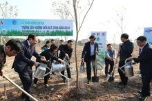 越南政府副总理陈红河与各代表启动“向净零排放前进”植树项目。