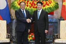 越南国家主席梁强会见老挝总理宋赛·西潘敦。（水原 摄）