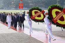 越南党和国家领导人入陵瞻仰胡志明主席遗容。