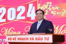 越南政府总理范明正发表讲话。