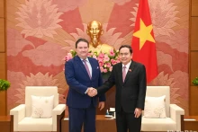 越南国会主席陈青敏会见美国驻越南大使马克·纳珀。（维灵 摄）