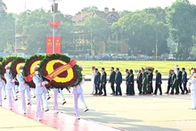 越南党和国家领导人入陵瞻仰胡志明主席遗容【组图】