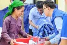 国际移民组织代表为受第三号台风影响的人们提供援助。 （图片来源：越南IOM）