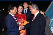 越南政府副总理兼外交部长裴青山到内排国际机场迎接中国国务院总理李强。（图片来源：越通社）