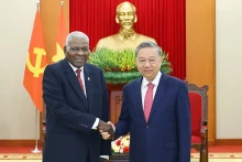 越共中央总书记苏林与古巴全国人民政权代表大会主席埃斯特万。