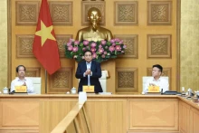 范明正总理主持召开会议。（陈海 摄）