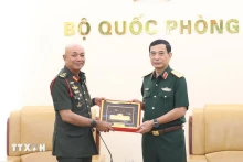 越南国防部部长潘文江大将向马来西亚武装部队总司令穆罕默德·阿布·拉赫曼赠送纪念品。（图片来源：越通社）