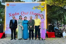 阮南进大使与各位代表合影。（图片来源：国际报）