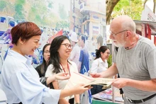 外国游客对《人民报》社通过互动展览讲述历史故事的方式印象深刻【组图】
