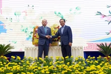 隆安省省委书记阮文得与柬埔寨柴桢省省长彭波萨。