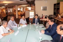 越共中央宣教部部长阮重义与美国共产党座谈。