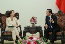 越南政府副总理陈红河会见法国开发署副署长玛丽·海伦·洛松。