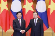 越南国会主席陈青敏会见老挝人民革命党中央总书记、国家主席通伦·西苏里。