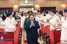 越南政府总理范明正前往公安部警卫司令部。