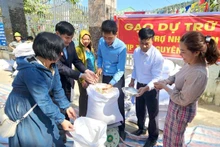 2024甲辰龙年春节将从国家粮食储备库划拨大米并发放给困难群众。