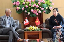 太原省省委书记阮青海与加拿大驻越大使肖恩·斯泰尔进行交谈。