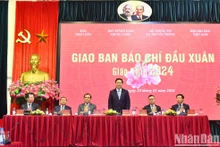 越共中央宣教部部长阮重义、越南政府副总理陈流光以及中央宣教部、通信传媒部、《人民报》社、越南新闻工作者协会等领导主持会议。（水原 摄）