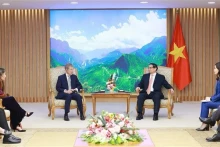 越南政府总理范明正会见伯格鲁恩控股公司主席、贝格鲁恩研究所主席尼古拉斯•贝格鲁恩。