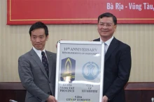 泉大津市代表团团长、市长南健一向巴地头顿省人民委员会副主席阮功荣赠送纪念品。