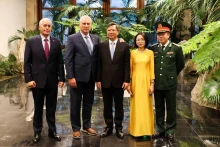 古巴国家主席迪亚斯·卡内尔，越南驻古巴大使黎光龙和各位代表合影。