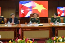 郑文决上将与古共中央政治局委员、古巴革命武装力量部部长阿尔瓦罗•洛佩斯•米耶拉上将举行会谈。（图片来源：越通社）