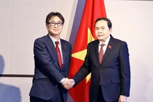 越南国会主席陈青敏会见广岛大学常务副校长金子真司。（图片来源：越通社）