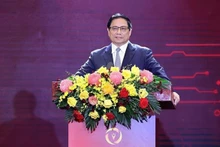 越南政府总理范明正在活动上发言。