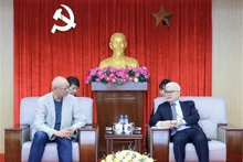 平阳省省委书记阮文利与日本三谷产业股份公司代表举行工作会议。