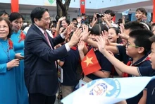 政府总理范明正出席河内南慈廉郡段氏点小学新学年开学典礼。