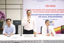 胡志明市粮食食品协会副主席阮福科在会上发言。