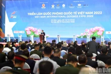 越南政府总理范明正12月8日上午参观2022年越南国际防务展 。（成达 摄）