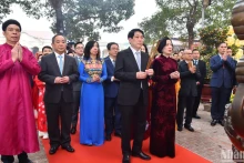 国家主席梁强同旅外越侨代表在升龙皇城上香。（水原 摄）