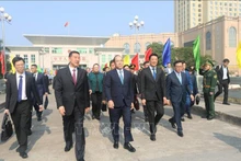 越南祖国阵线中央委员会副主席黄功始和中国全国政协副主席王勇在芒街国际口岸。