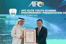 越南足球联合会获颁《亚足联教练员公约》职业级证书。
