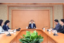越南政府副总理兼外交部长裴青山在政府办公厅与土耳其外交部长哈坎·菲丹通电话。