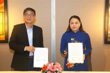 越南祖国阵线中央委员会与新加坡人民协会领导签署关于加强合作并开展经验交流的备忘录。