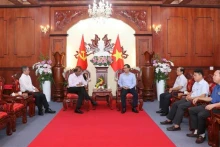西宁省党委书记、人民议会主席阮成心会见新加坡驻越特命全权大使贾亚·拉特南。