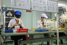 工人在越南田渊电机有限公司组装组件。
