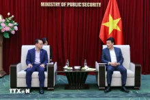 公安部部长梁三光在河内会见了新加坡内政部国常任秘书甘泽铨。