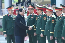 范明正总理看望国防部第二总局K3旅。（陈海 摄）